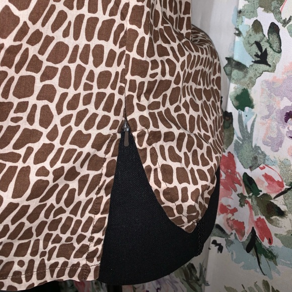 Giraffe-Patterned Short Sleeve - Picture 3 of 4